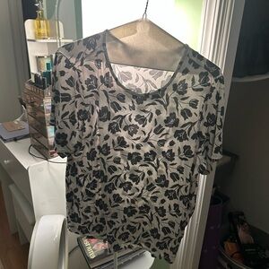 Old Navy Black Floral Short Sleeve Tee on Cream